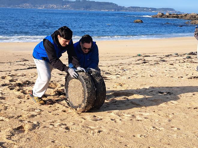 La limpieza de la playa de Area de Bon, en Bueu, en imágenes (II)