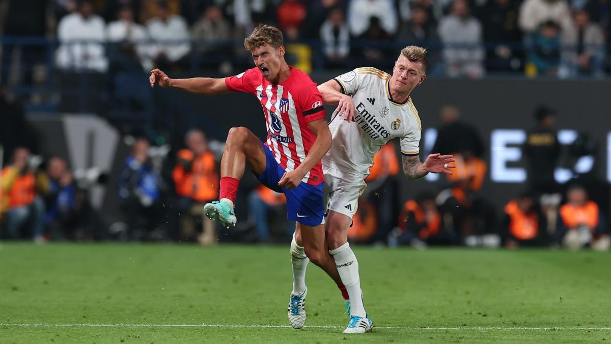 Toni Kroos, en una disputa con Marcos Llorente ante el Atlético de Madrid