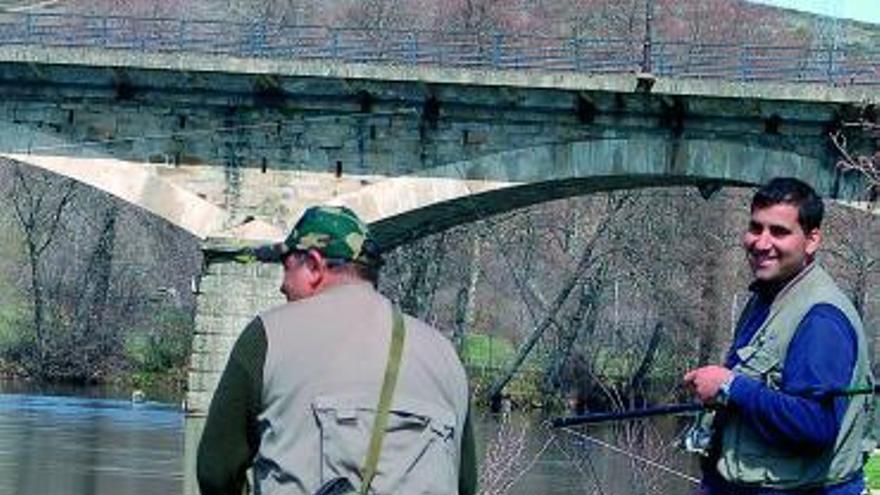 Dos pescadores en la zona del puente de Puebla de Sanabria.