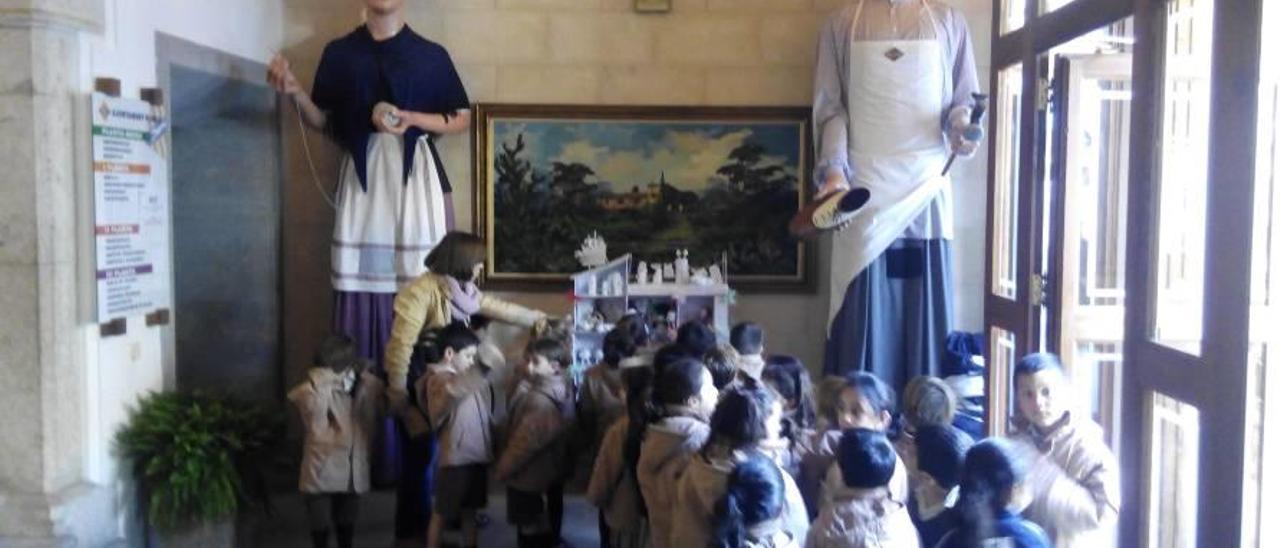 Un grupo de escolares visitando ayer el belén del Ayuntamiento de Inca.