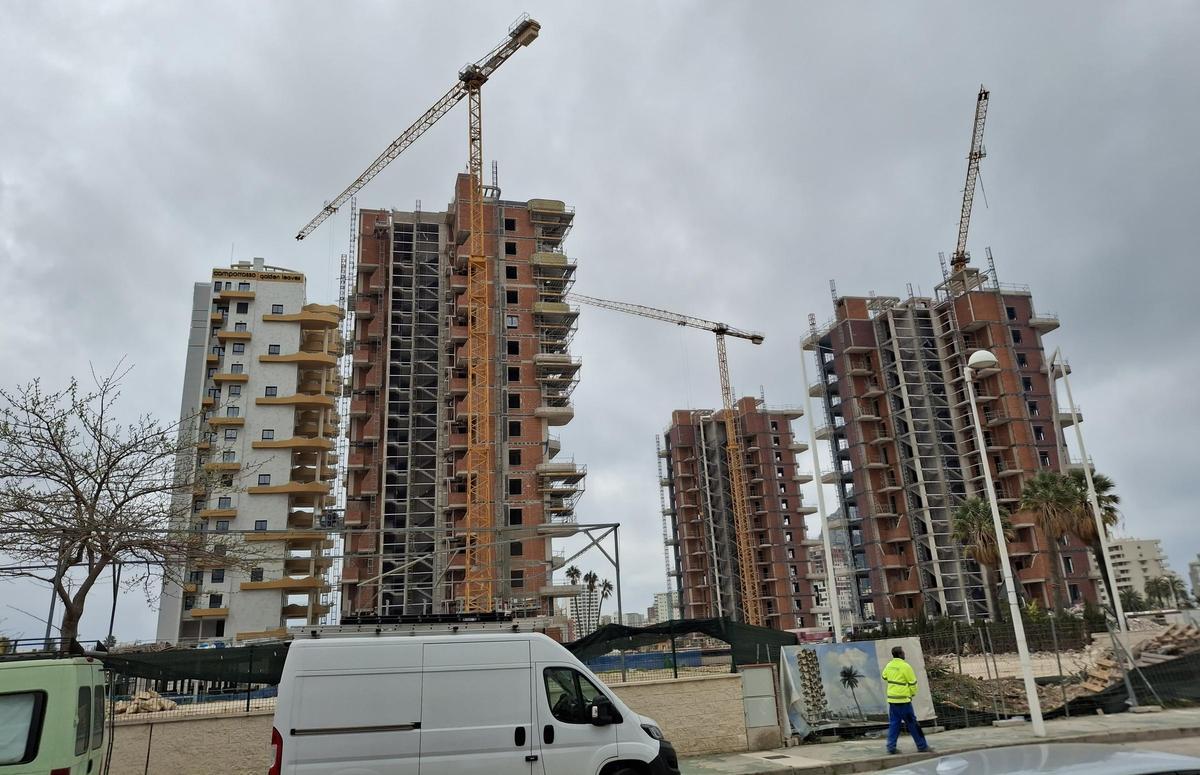 Torres de apartamentos en construcción en Calp: desaparecen los bajos comerciales