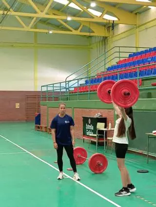 Clase maxistral de dúas campioas de halterofilia e rugby no IES Ramón Caamaño de Muxía
