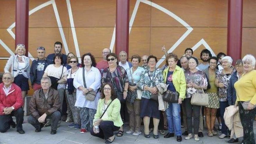 Los vecinos de Llaranes, en las instalaciones de Cogersa.