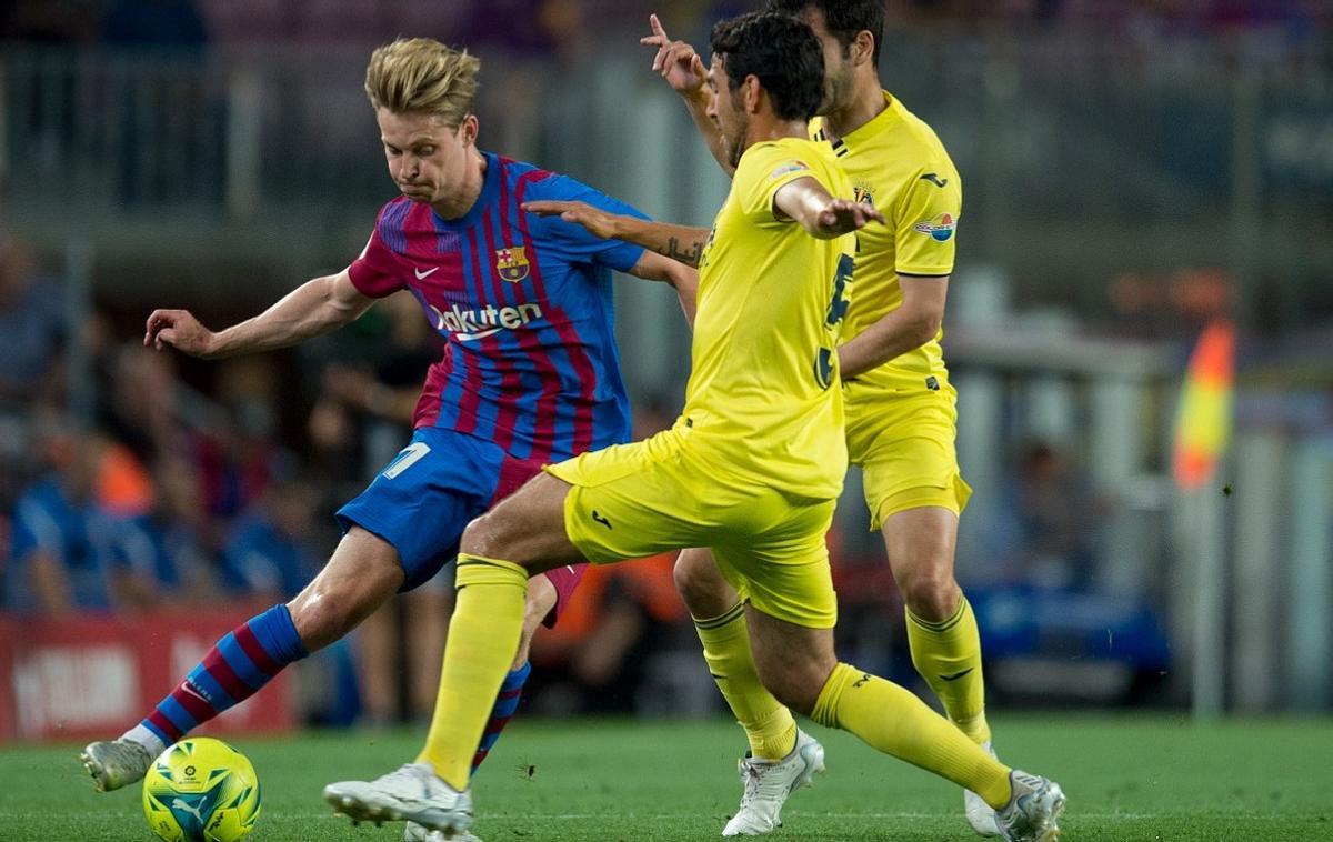 Frenkie de Jong inicia una jugada de ataque en el Barça-Villarreal del Camp Nou.