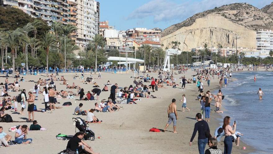 Alicante despide el año con las temperaturas más altas del continente y playas llenas