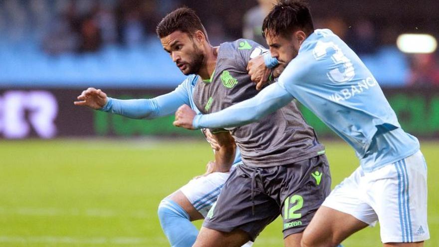 David Costas (d) pelea un balón con Willian Jose.