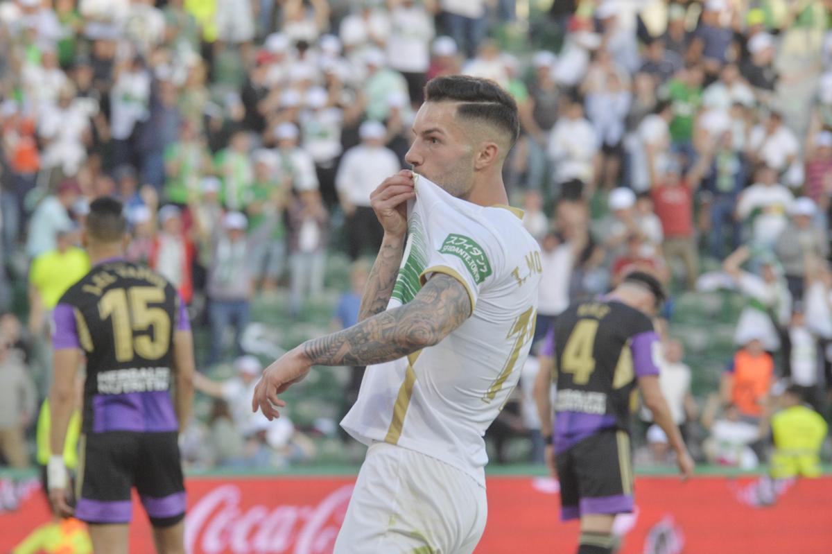 Tete Morente se besa el escudo tras conseguir el gol del empate