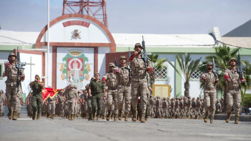 Desfile de despedida de las tropas que se marcharán a Irak a mediados de mes en el cuartel del Regimiento Soria 9 de Puerto del Rosario.