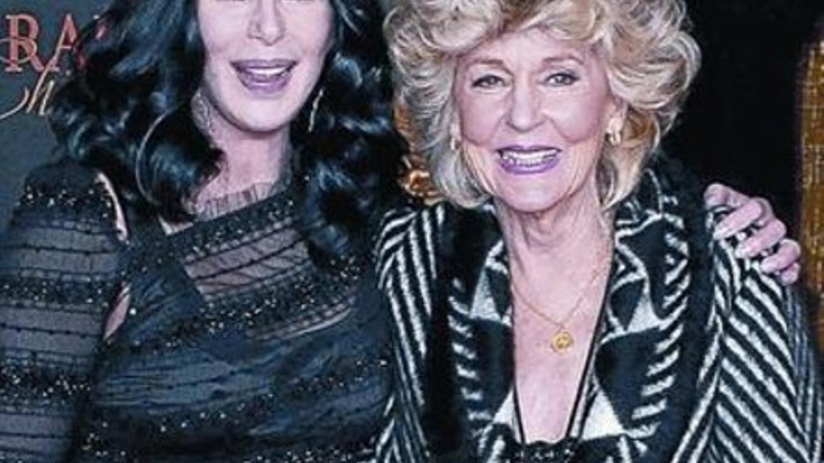 Cher, emocionada, abraza a su hijo Chaz, que se convirtió en hombre en mayo. Al lado, la estrella posa junto a su madre Georgia, de 83 años.