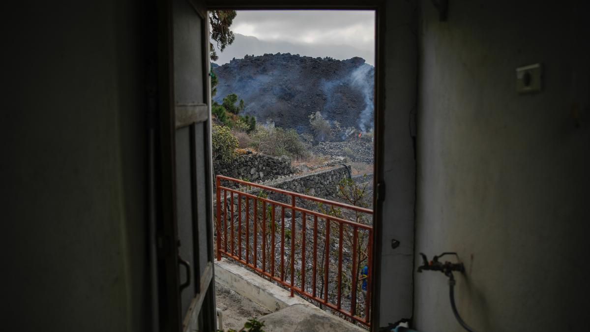 La lava del volcán de La Palma llega a las proximidades de una vivienda en Todoque.