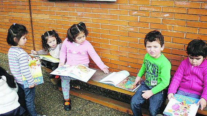 Alumnos del Colegio de Tremañes, en uno de los rincones de lectura divertida del patio escolar.