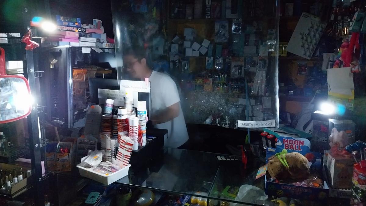 Un comercio de la Ribera durante el gran apagón del 28 de abril.