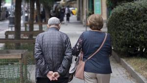 Una parella de jubilats passegen per l’Eixample de Barcelona. | FERRAN NADEU