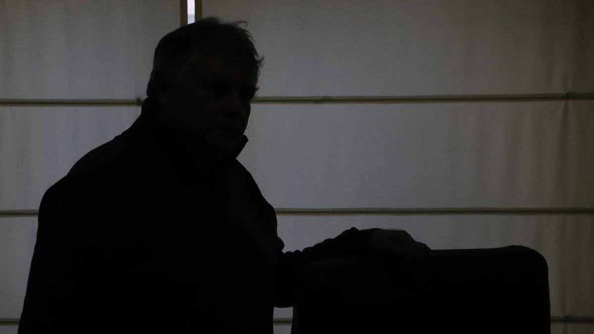 El detective Rafael Jiménez posa a contraluz, para mantener su anonimato por motivos profesionales.