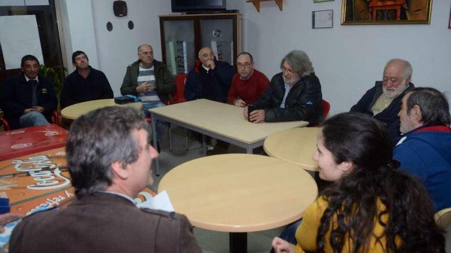 Las comunidades de montes de Vilagarcía que integran la Mancomunidad mantuvieron esta semana una larga reunión en Rubiáns. // Noé Parga