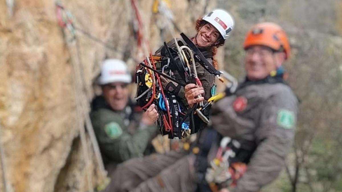 Cristina, realizando trabajos verticales