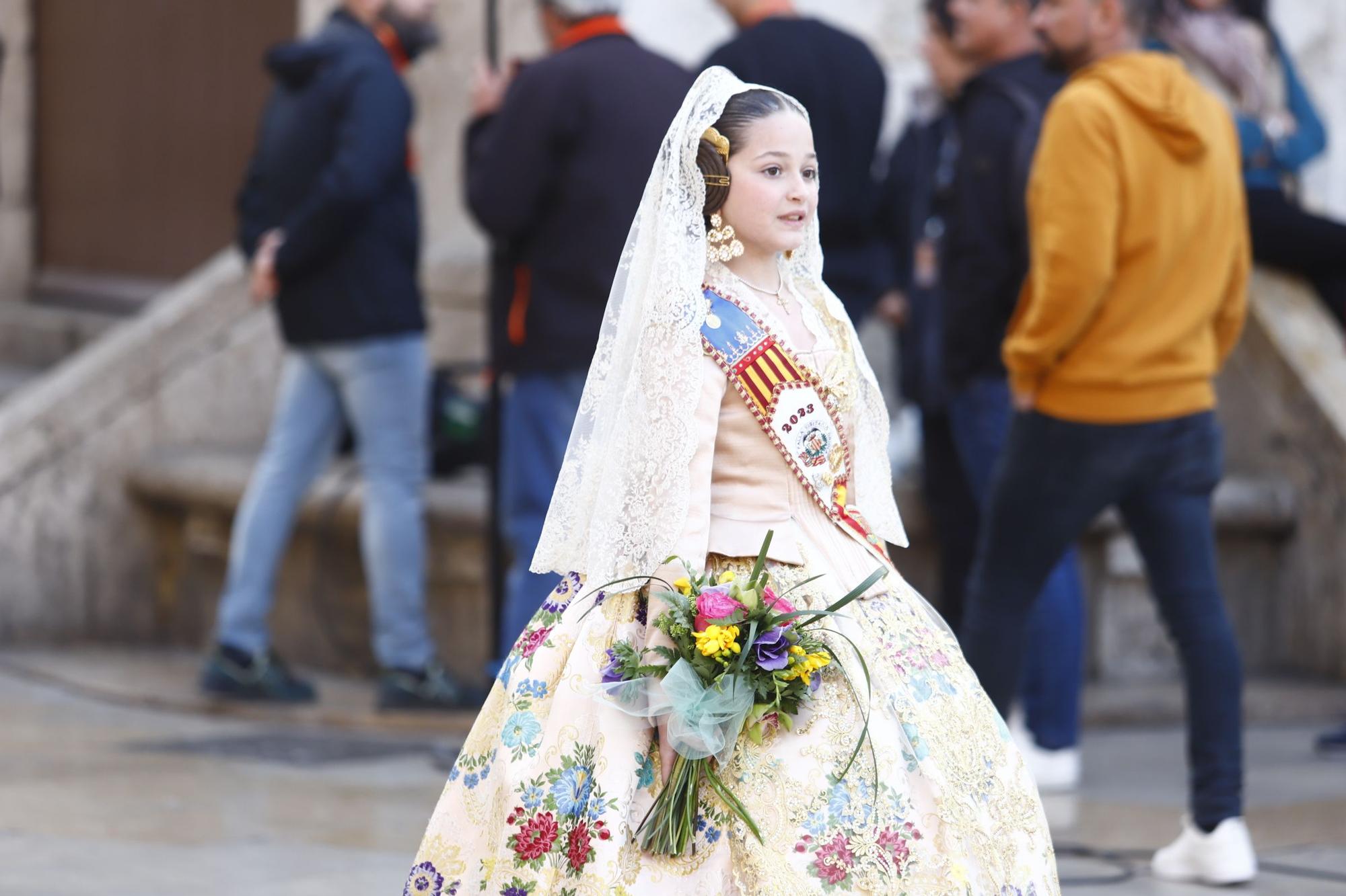 Ofrenda 2023 | Falleras Mayores e Infantiles de comisiones del 17 de Marzo (I)