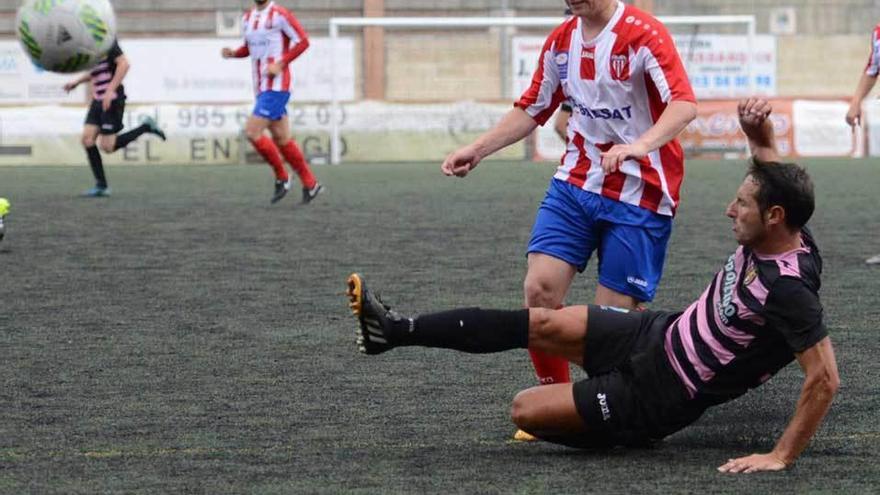 Mati controla un balón ante Piniella.