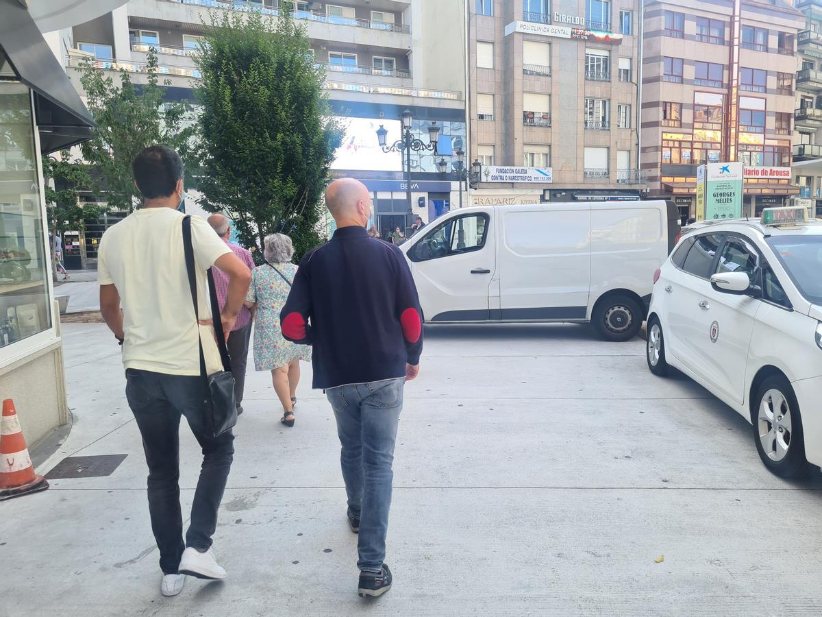 Una furgoneta estacionada sobre la plaza de Galicia, entorpeciendo el paso a los peatones.