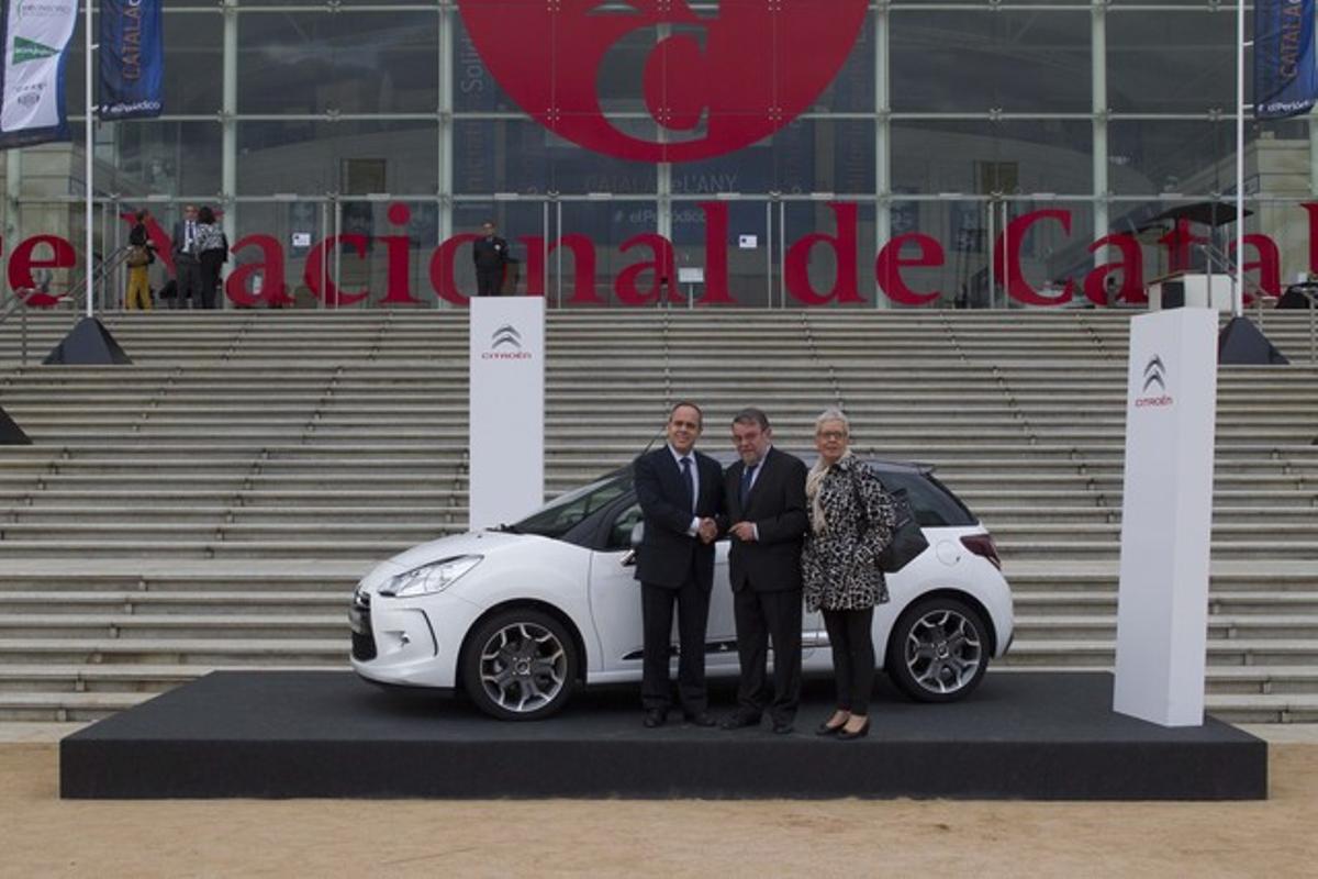 Entrega del Citroën al guanyador del concurs.