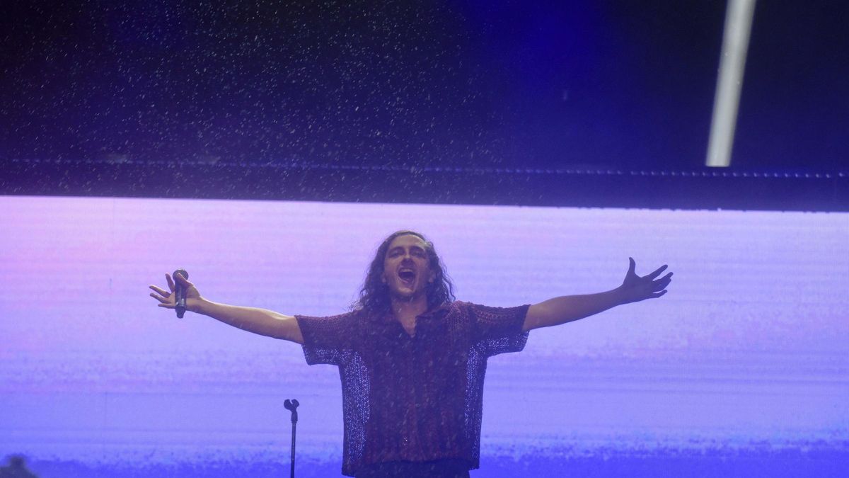 El cantante de Arde Bogotá bajo la lluvia.