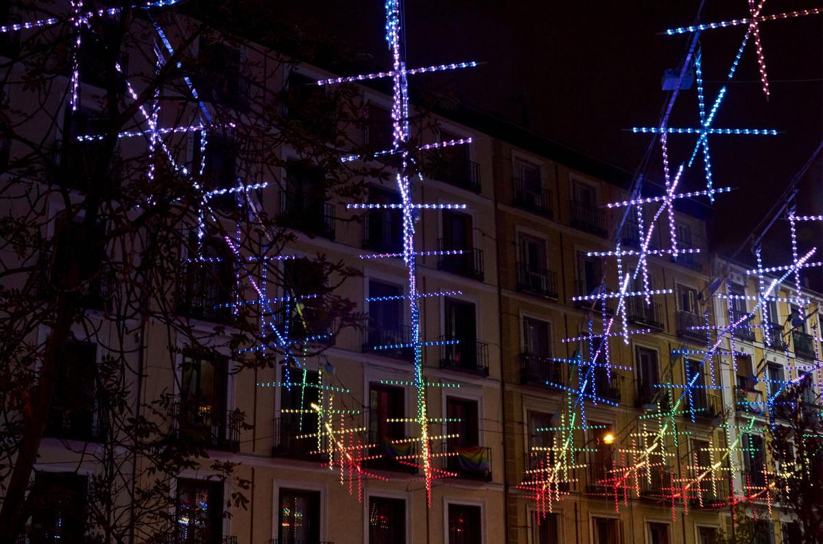 Luces multicolores de Navidad en la Plaza de Chueca de Madrid