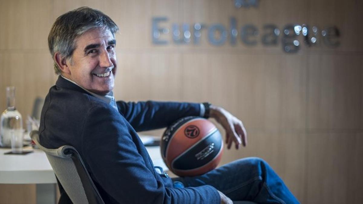 Jordi Bertomeu, director ejecutivo de la Euroliga, posa en su despacho en la sede del organismo, en Barcelona.