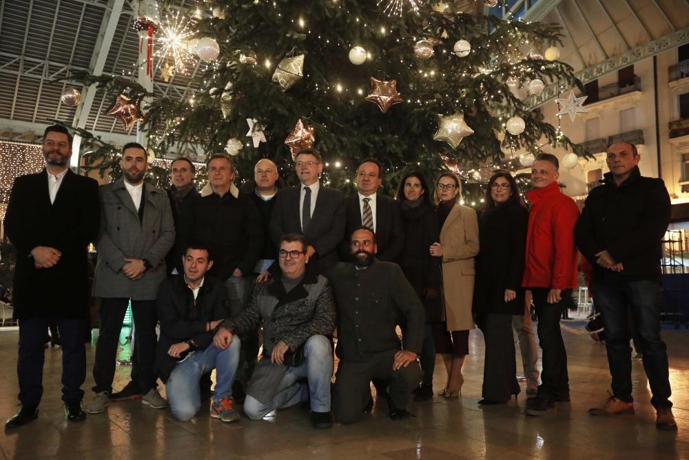 Primer día del árbol de Navidad, pista de patinaje sobre hielo y el tiovivo del ayuntamiento