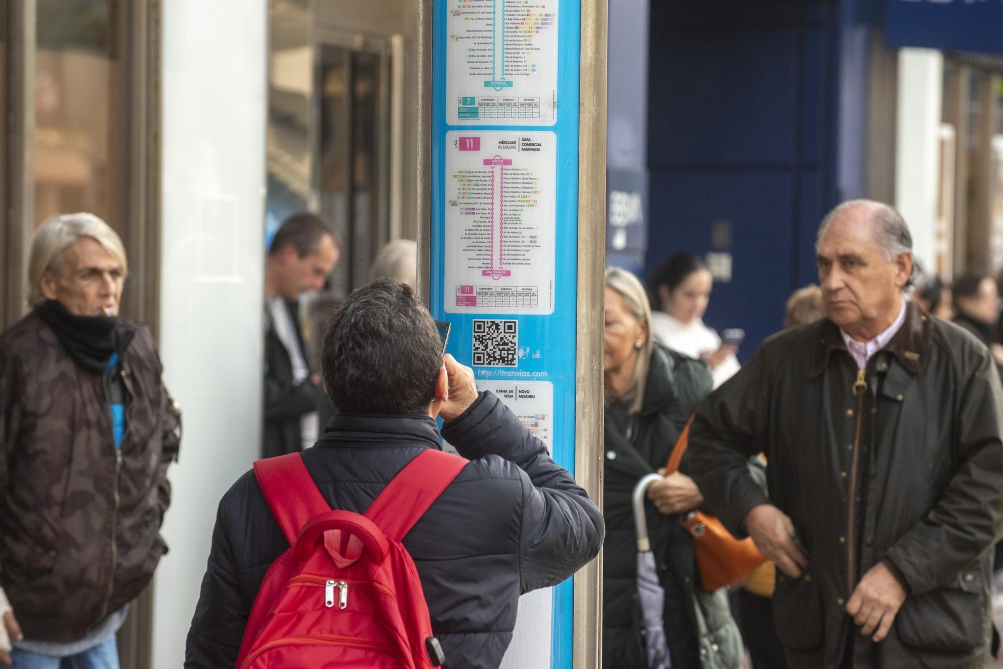 Huelga de transportes en A Coruña: retrasos y colas en las paradas