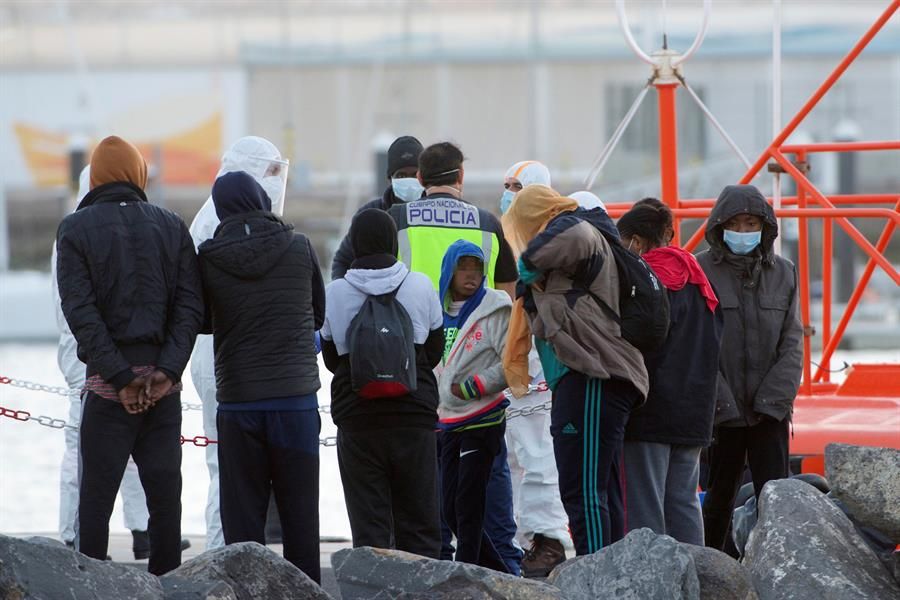 Llegada a Puerto del Rosario de los 42 ocupantes de una lancha neumática.