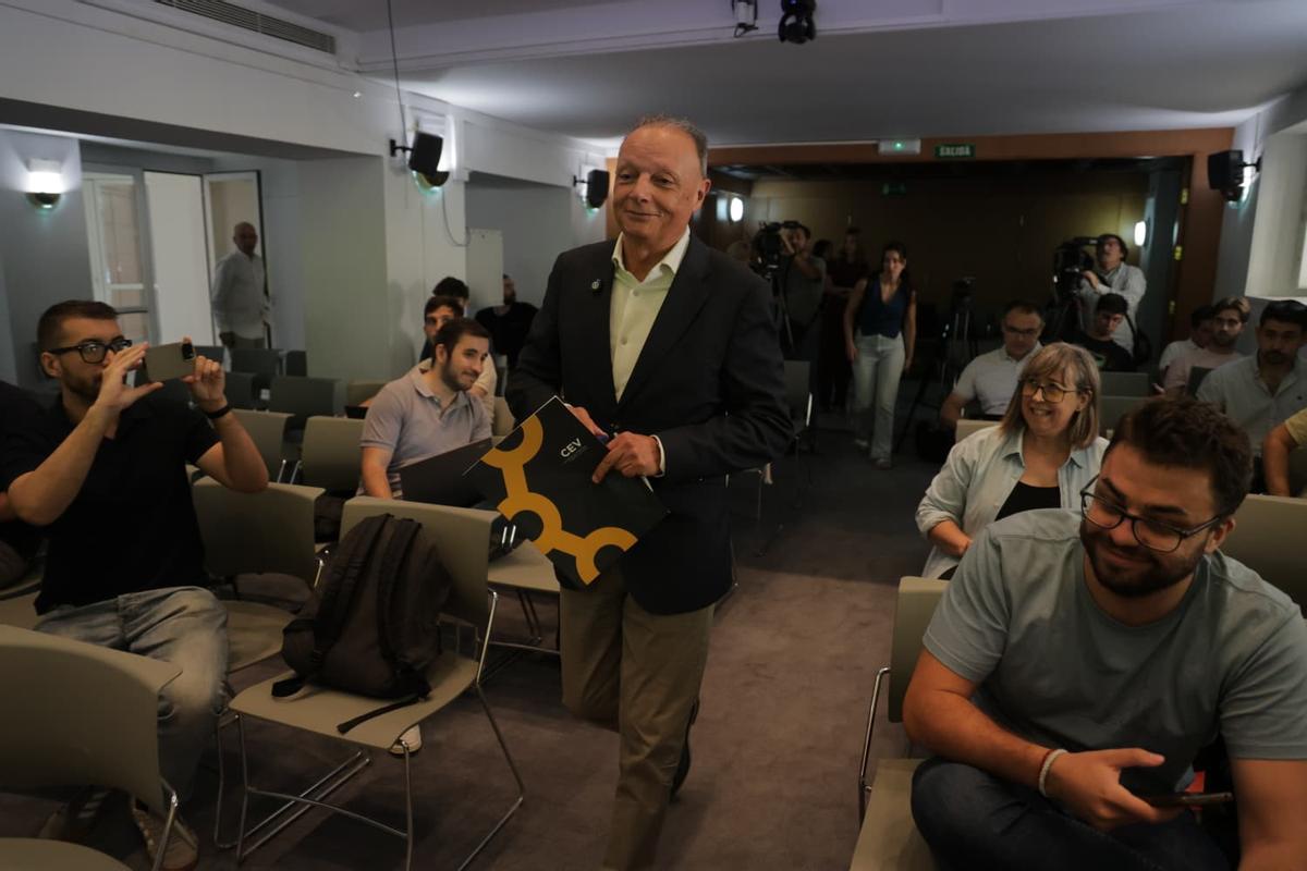 Salvador Navarro entra en la sala de prensa hoy