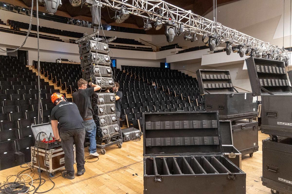 Trabajos de montaje con la grada al fondo.