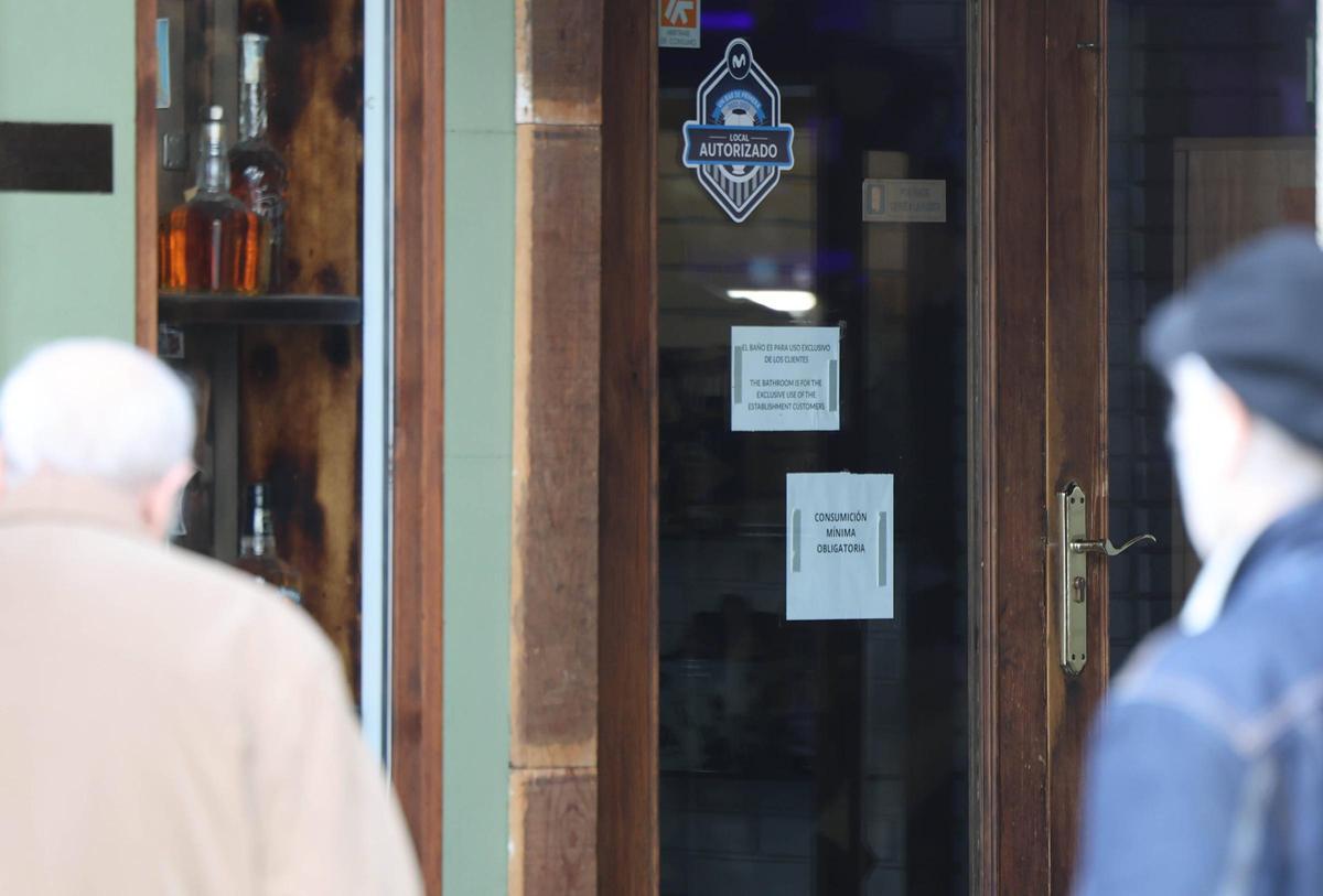 Entrada de la cafetería Van Gogh, con el cartel de «consumición mínima obligatoria»