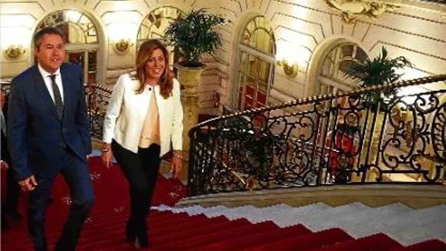 Susana Díaz, a la foto amb l&#039;alcalde de Sevilla, va instar a modificar el Concert Econòmic basc i navarrès.
