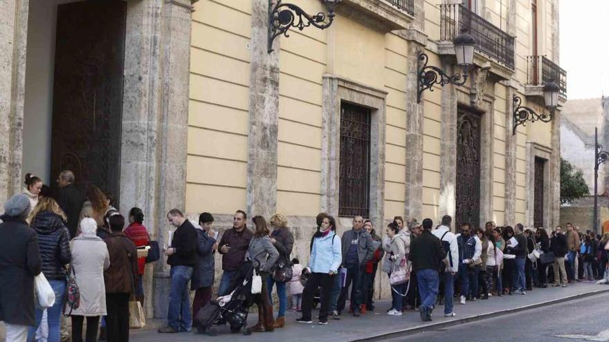 Multitud de personas hacían cola en el Ayuntamiento de Valencia.