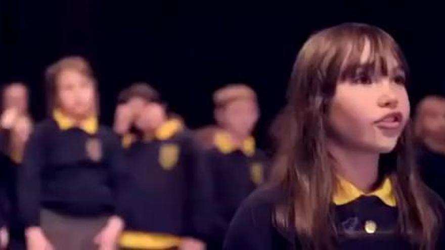 Una niña con autismo lidera un coro que canta 'Aleluya', y lo hace como los ángeles