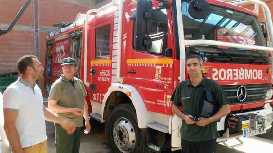 Agentes medioambientales y bomberos con el operativo ya listo para luchar contra los incendios.