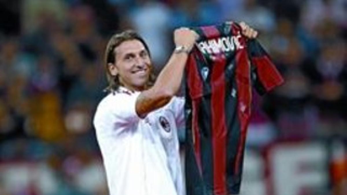 Ibrahimovic muestra la camiseta del Milan a la afición, anoche en el estadio de San Siro.