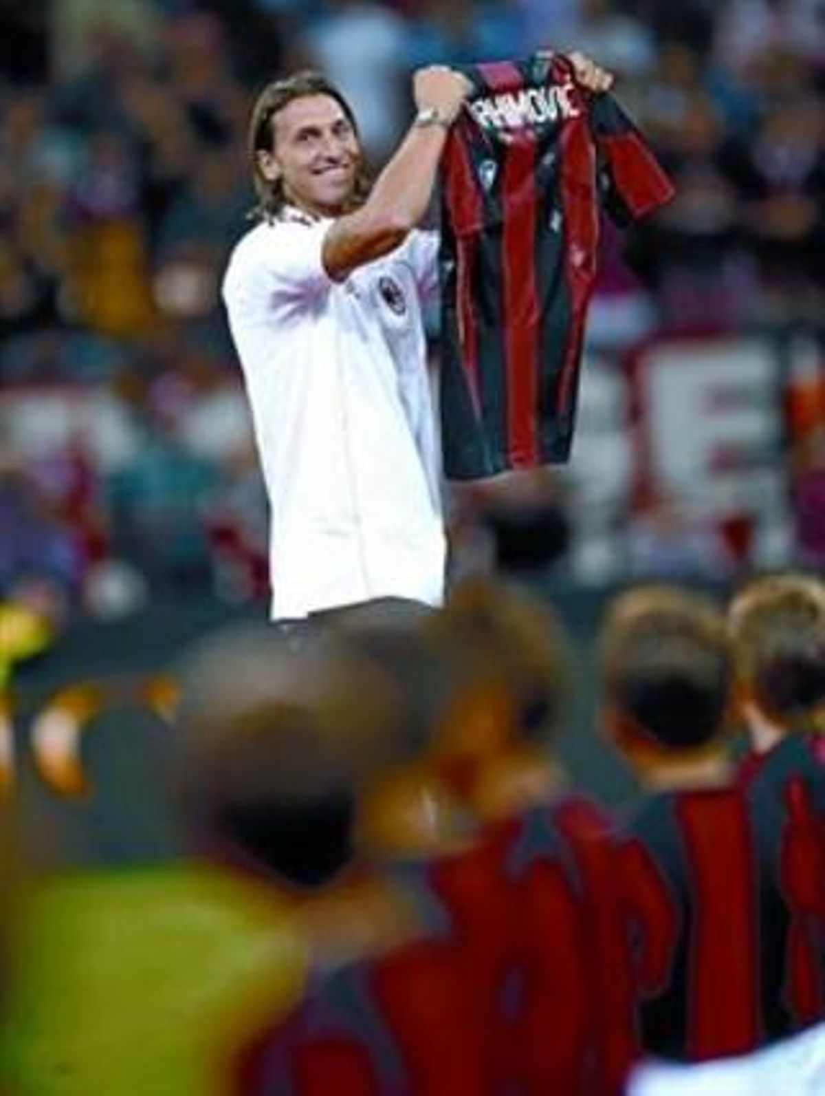 Ibrahimovic mostra la samarreta del Milan a l’afició, ahir a la nit a l’estadi de San Siro. Ibrahimovic mostra la samarreta del Milan a l’afició, ahir a la nit a l’estadi de San Siro.