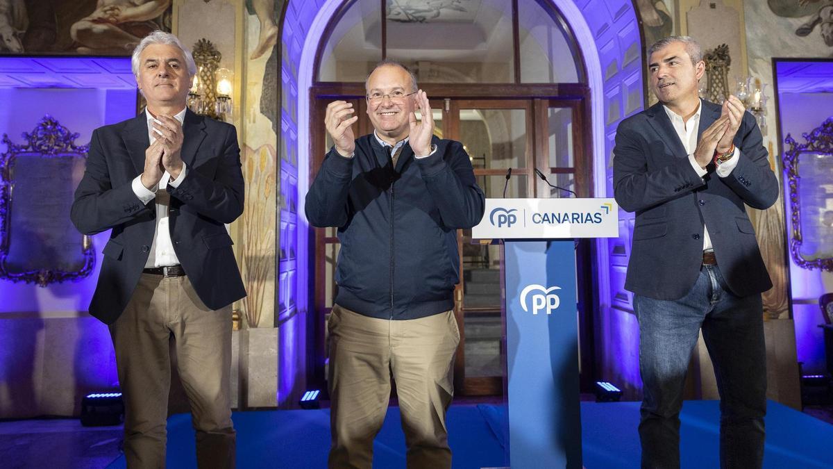 Miguel Tellado, en el centro, junto al presidente del PP en Canarias, Manuel Domínguez, y el presidente Insular, Carlos Ester de Gran Canaria.