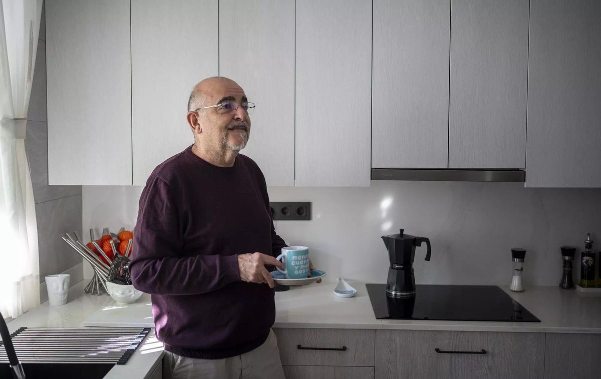 Tony Martín, paciente con Covid persistente desde marzo de 2020, en su domicilio.