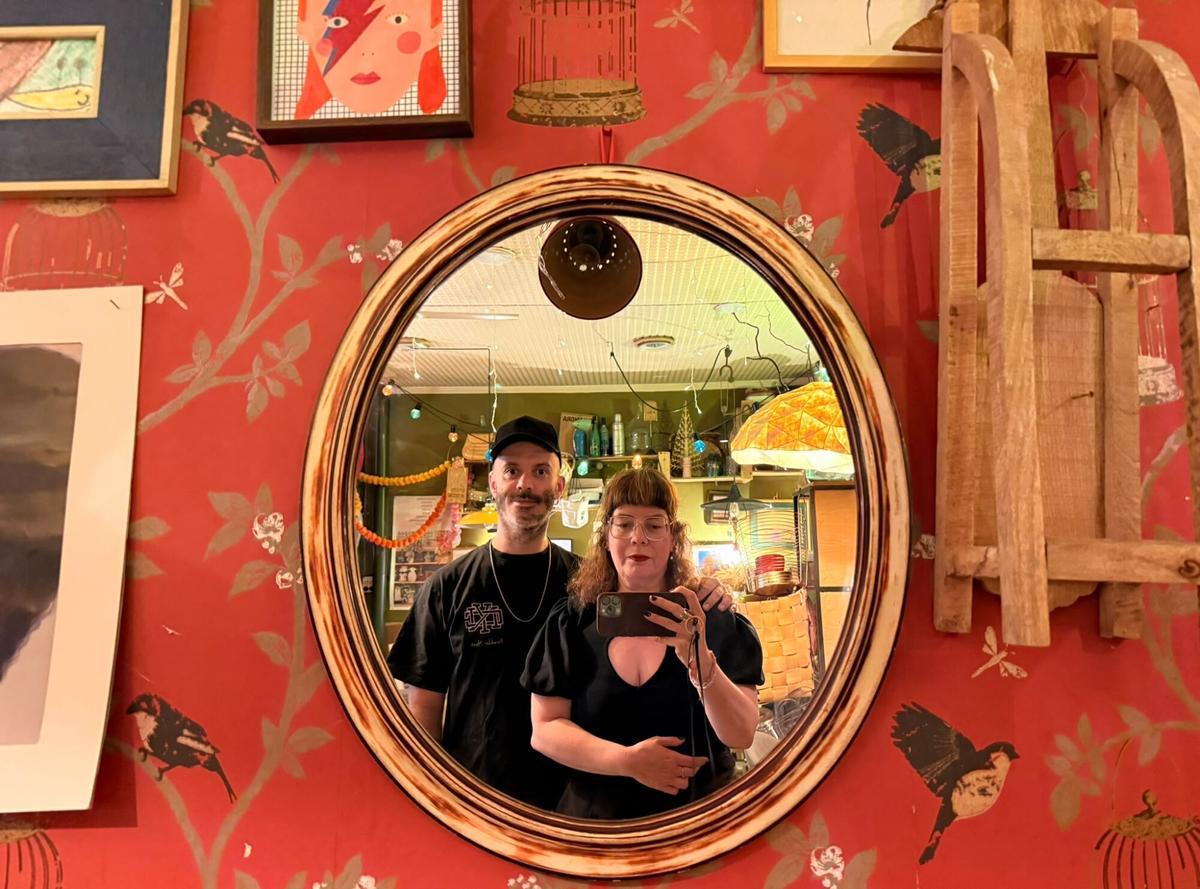 Anxo Fandiño y Sandra Fuente, reflejados en el espejo de una de las decoradas paredes de esta cafetería.