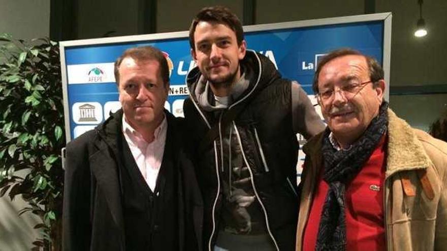 El futbolista, ayer en el antepalco de La Rosaleda, con Manolo Rincón (dcha) y Manolo Toledo.