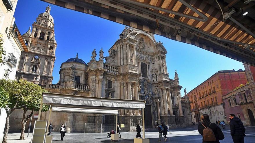 Terrazas vacías en
la plaza Belluga de Murcia
 este martes.  Israel sánchez