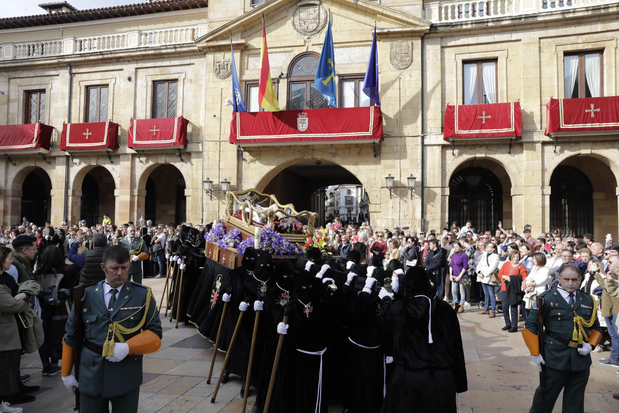 La procesión intergeneracional del Santo Entierro emociona Oviedo