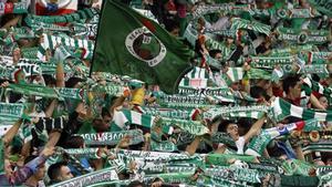 La afición del Racing de Santander anima a su equipo en el Sardinero.