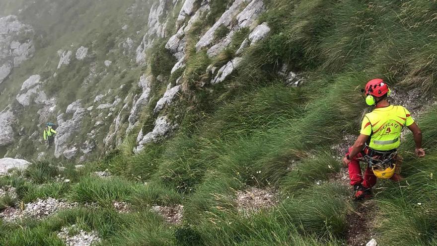 Un miembro del SEPA se dispone a rescatar a un escalador que sufrió un traumatismo craneoencefálico al despeñarse en la canal del Agua (Cabrales).