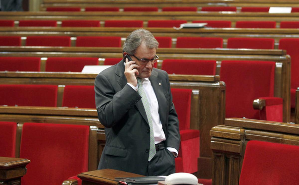 Mas, a l’hemicicle del Parlament, en un recés de la sessió del debat de política general de Catalunya.