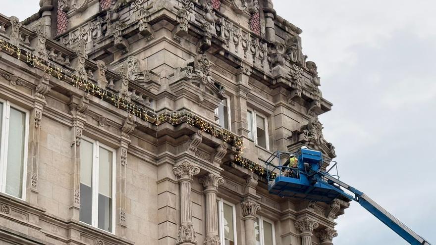 Luces de Navidad en A Coruña: La instalación del alumbrado navideño avanza en María Pita