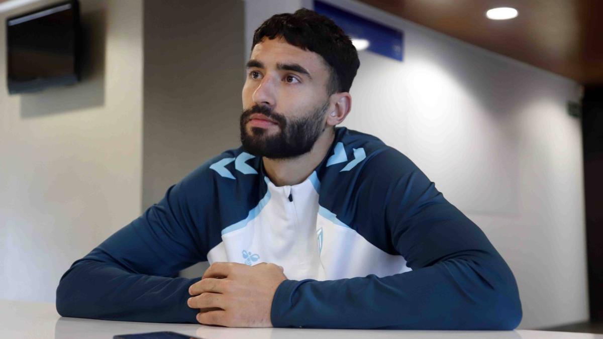 Einar Galilea, defensa del Málaga CF, atiende a La Opinión